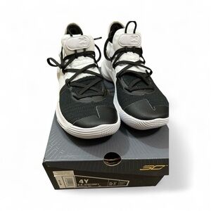 Under Armour Curry BGS Curry 6 Black and White Athletic Shoes 4Y